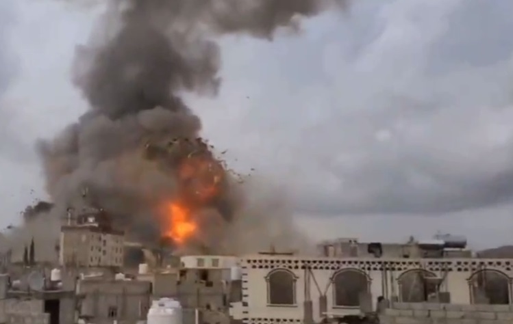 جنگندههای اسرائیلی پایتخت یمن را بمباران کردند +ویدیو جنگندههای اسرائیلی پایتخت یمن را بمباران کردند +ویدیو