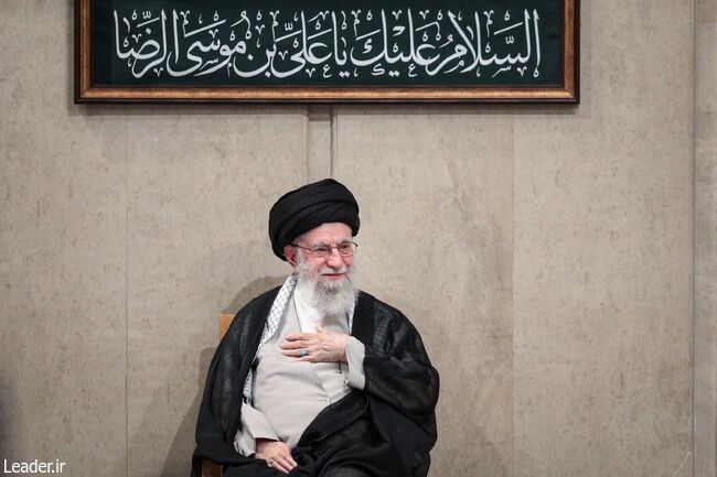 رهبر انقلاب: یک روز پس از جنگ، می‌گفتند فلان‌کس پادشاه بشود/ در جمع ابلهان یک ایرانی هم بود، خاک بر سر آن ایرانی!