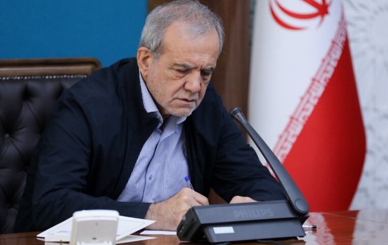 پزشکیان: دنیا با سرعت در حال حرکت است؛ اگر متوقف شویم عقب میمانیم پزشکیان: دنیا با سرعت در حال حرکت است؛ اگر متوقف شویم عقب میمانیم