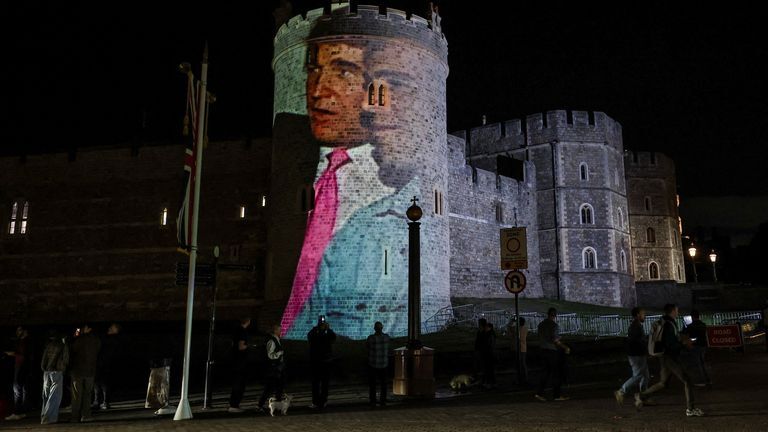 استقبال از ترامپ با تصویری در کنار اپستین!/ ۴ نفر بازداشت شدند استقبال از ترامپ با تصویری در کنار اپستین!/ ۴ نفر بازداشت شدند