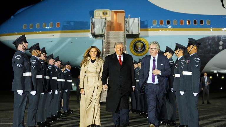 استقبال از ترامپ با تصویری در کنار اپستین!/ ۴ نفر بازداشت شدند استقبال از ترامپ با تصویری در کنار اپستین!/ ۴ نفر بازداشت شدند