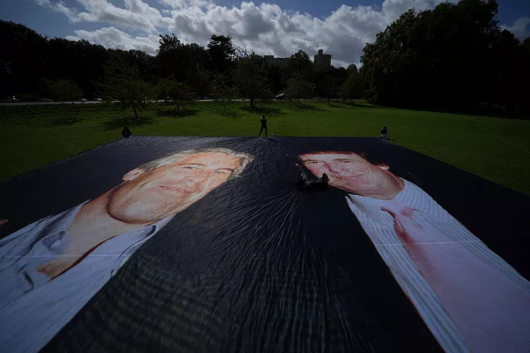 استقبال از ترامپ با تصویری در کنار اپستین!/ ۴ نفر بازداشت شدند استقبال از ترامپ با تصویری در کنار اپستین!/ ۴ نفر بازداشت شدند