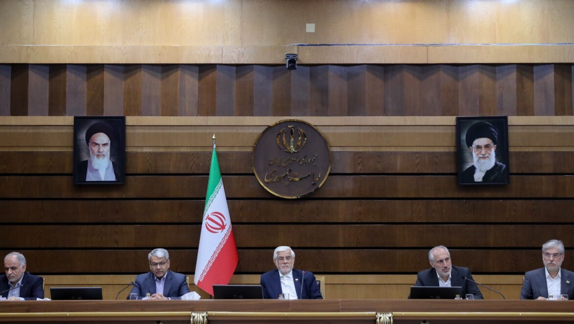 عارف: جامعه در پرداخت مالیات نباید احساس ظلم کند عارف: جامعه در پرداخت مالیات نباید احساس ظلم کند