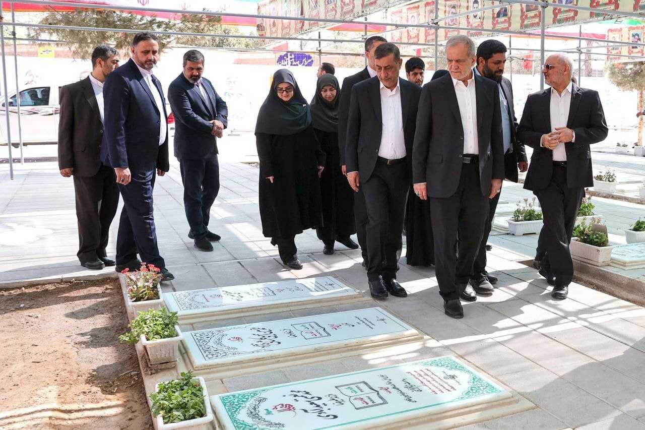 ادای احترام پزشکیان و اعضای دولت به شهیدان +عکس ادای احترام پزشکیان و اعضای دولت به شهیدان +عکس