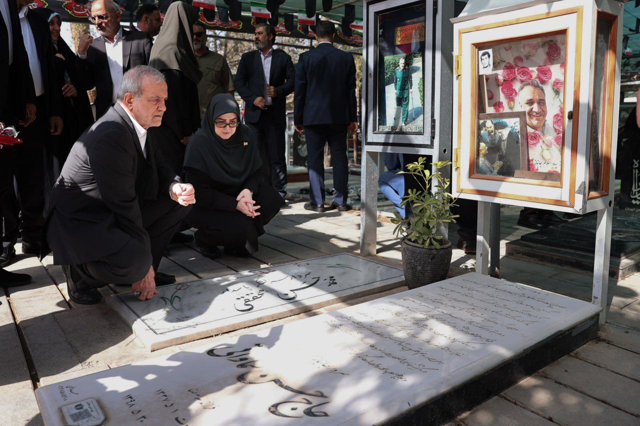 ادای احترام پزشکیان و اعضای دولت به شهیدان +عکس ادای احترام پزشکیان و اعضای دولت به شهیدان +عکس