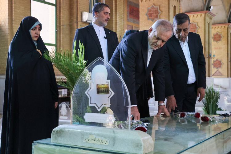 ادای احترام پزشکیان و اعضای دولت به شهیدان +عکس ادای احترام پزشکیان و اعضای دولت به شهیدان +عکس