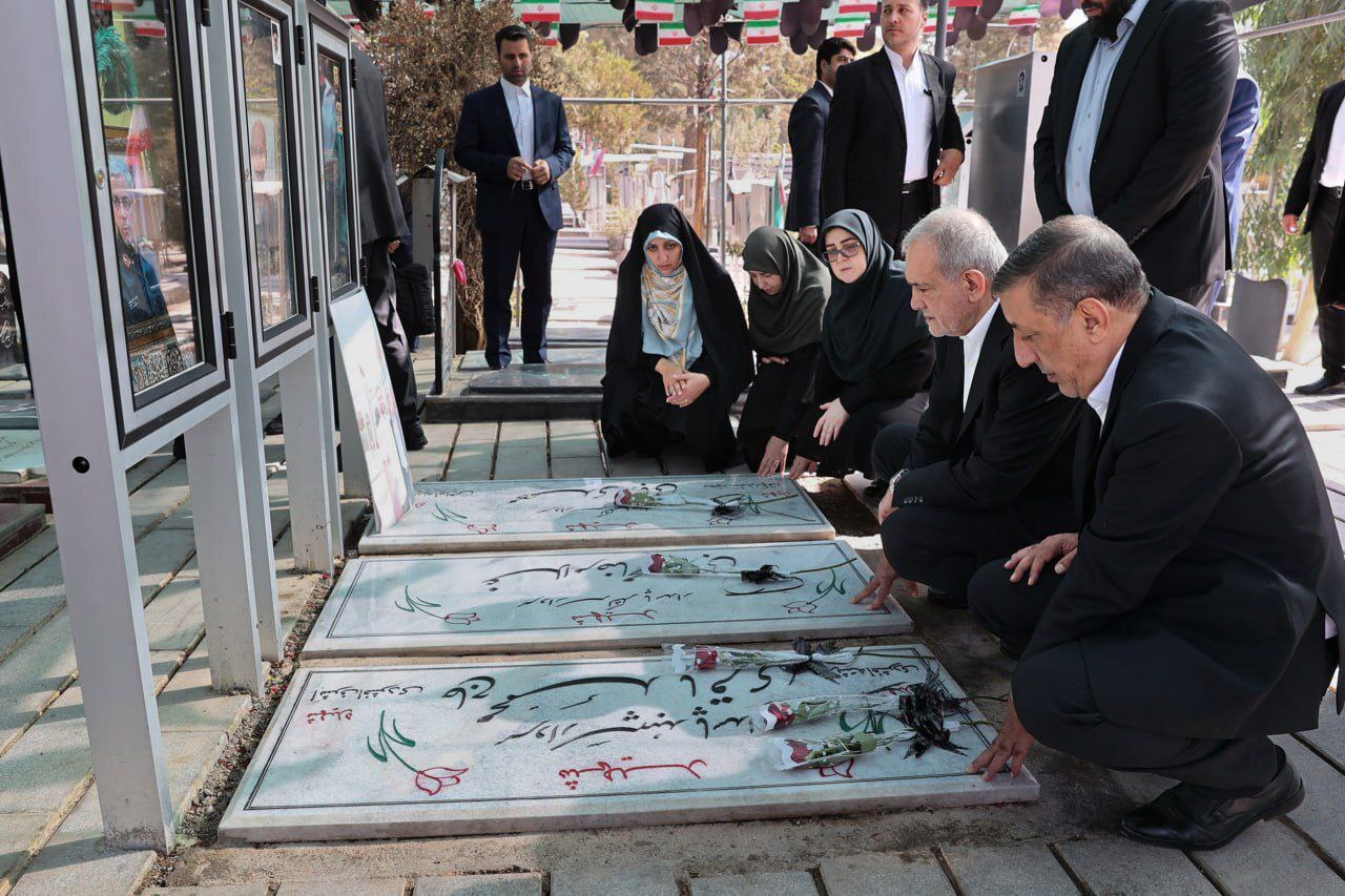 ادای احترام پزشکیان و اعضای دولت به شهیدان +عکس ادای احترام پزشکیان و اعضای دولت به شهیدان +عکس