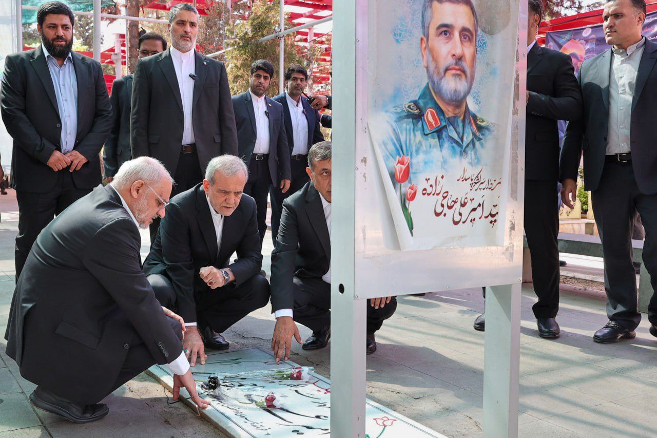 ادای احترام پزشکیان و اعضای دولت به شهیدان +عکس ادای احترام پزشکیان و اعضای دولت به شهیدان +عکس