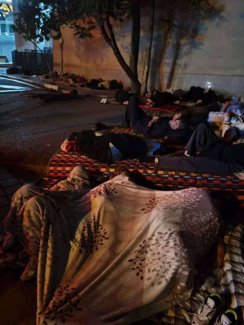 خوابیدن جلوی سفارت برای ویزا!