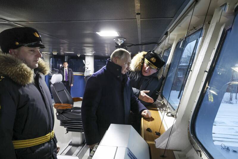 نیویورک‌تایمز: تحریم‌های نفتی و بازی موش و گربه پوتین/ روسیه برای دور زدم تحریم نفتی یک ناوگان سایه‌ای از کشتی‌های فرسوده و با مالکیت مبهم تشکیل داده/ ۱۷ درصد از نفتکش‌های فعال جهان به این ناوگان تعلق دارد؛ یعنی ۹۴۰ کشتی