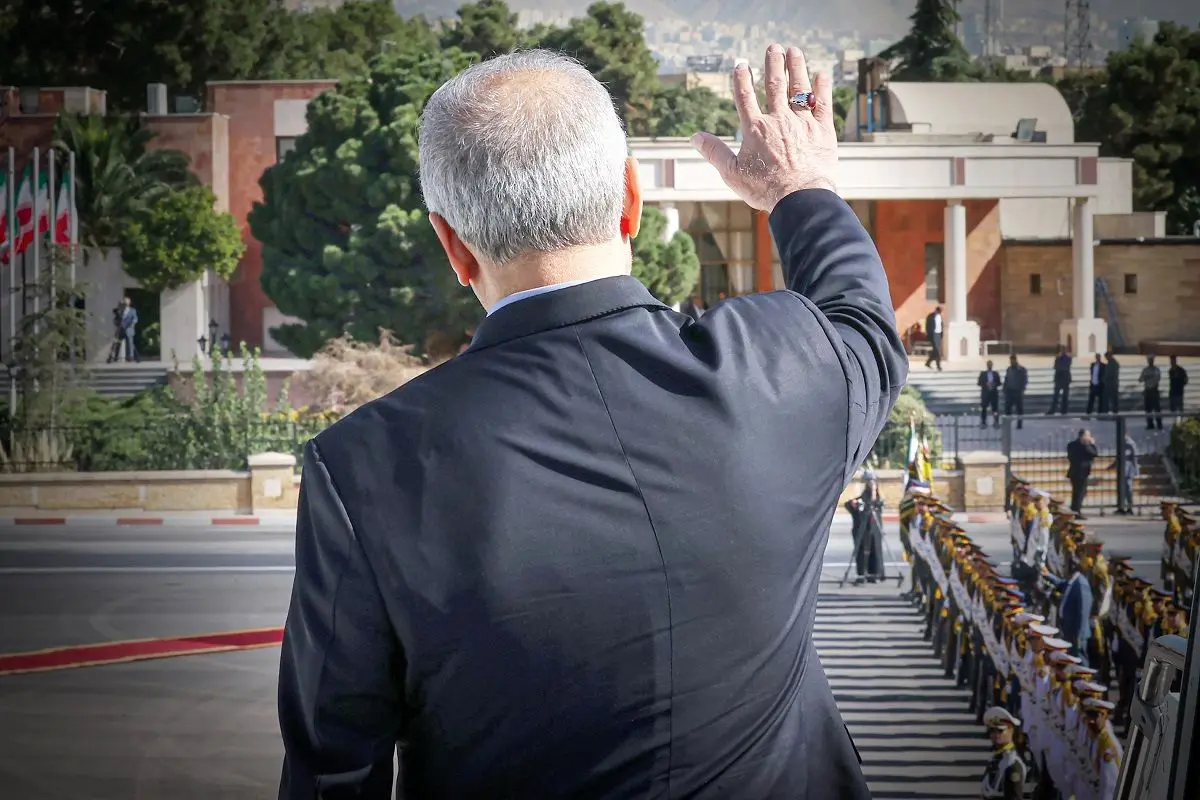 پیشنهادها به مسافر نیویورک؛ پزشکیان میتواند با تائید رهبری با ترامپ دیدار کند پیشنهادها به مسافر نیویورک؛ پزشکیان میتواند با تائید رهبری با ترامپ دیدار کند