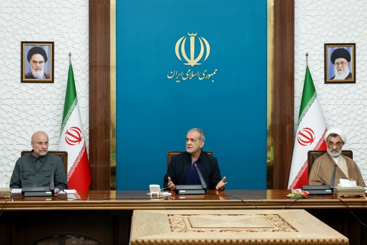 پزشکیان: بسیاری از افراد شغل مناسب ندارند و بدهکار شدهاند پزشکیان: بسیاری از افراد شغل مناسب ندارند و بدهکار شدهاند