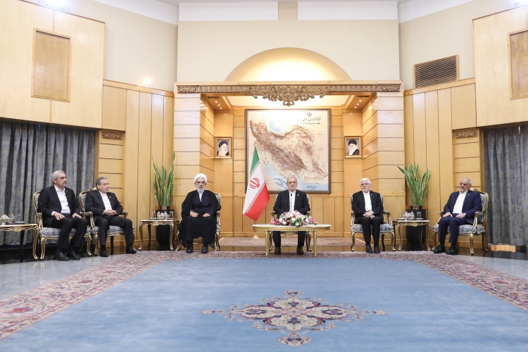 پزشکیان راهی تیانجین چین شد؛ این سفر بسیار مهم است پزشکیان راهی تیانجین چین شد؛ این سفر بسیار مهم است