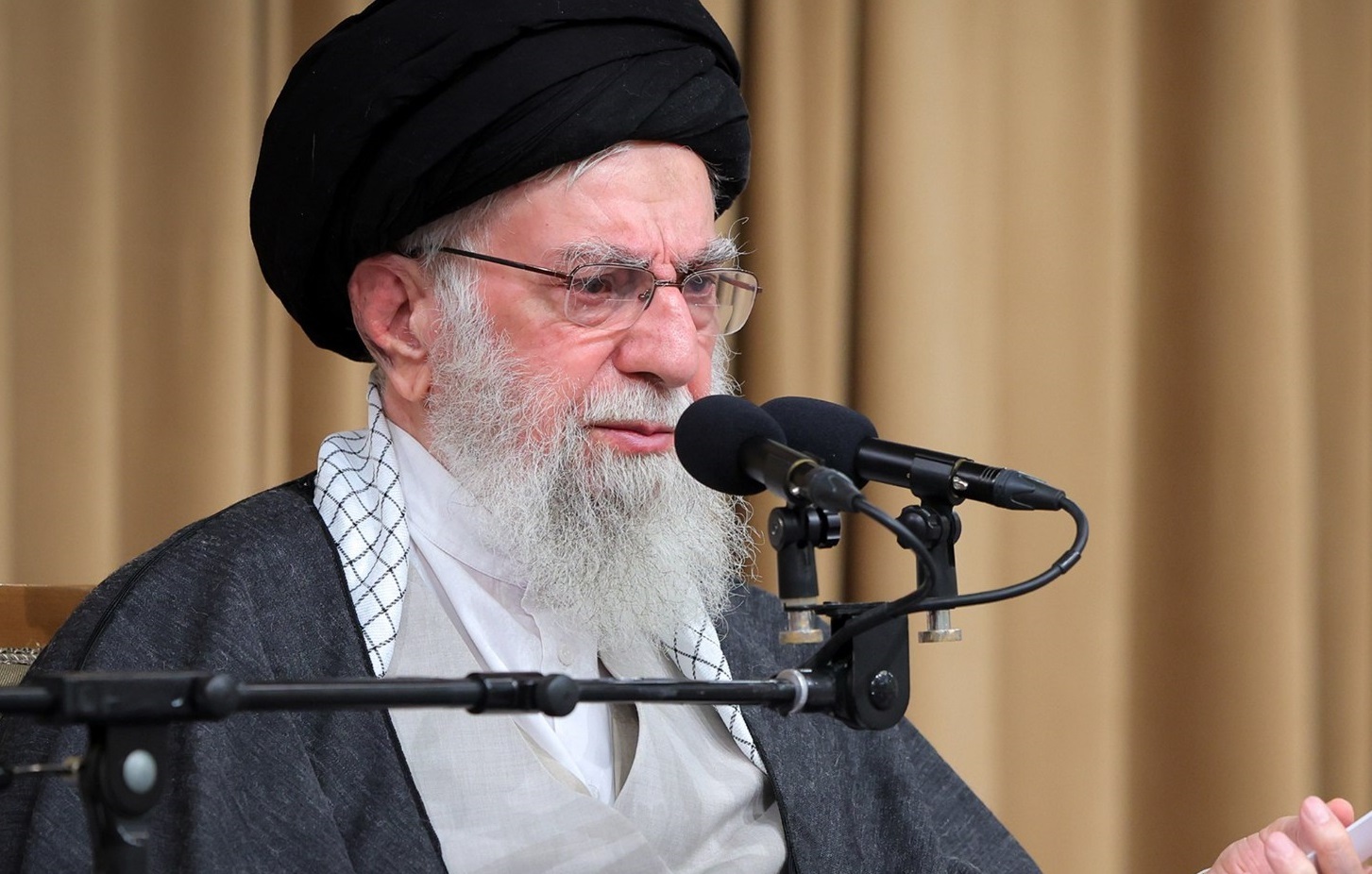 رهبر انقلاب درباره مسائل ایران، منطقه و جهان سخن میگویند رهبر انقلاب درباره مسائل ایران، منطقه و جهان سخن میگویند