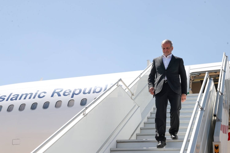 پزشکیان وارد بندرعباس شد