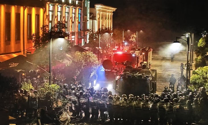 تشدید اعتراض‌ها در گرجستان؛ تلاش معترضان برای ورود به کاخ ریاست جمهوری