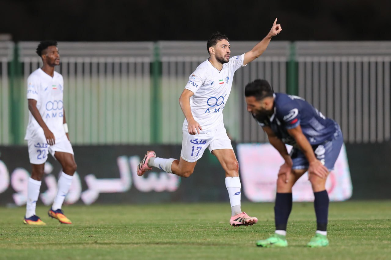 چادرملو ۱ - ۱ استقلال؛ آینده ساپینتو روی هوا چادرملو ۱ - ۱ استقلال؛ آینده ساپینتو روی هوا