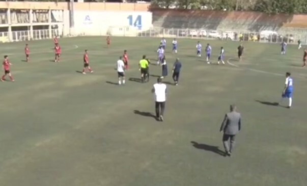 کتک‌زدن داور توسط مادر بازیکن اخراجی! +ویدیو