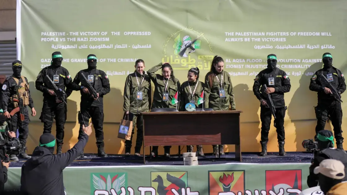 حماس و اسرائیل فهرست اسیران برای آزادی را مبادله کردند حماس و اسرائیل فهرست اسیران برای آزادی را مبادله کردند