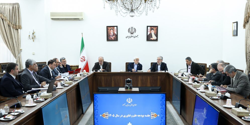 عارف: تحریمها ما را از پا درنیاورده است عارف: تحریمها ما را از پا درنیاورده است