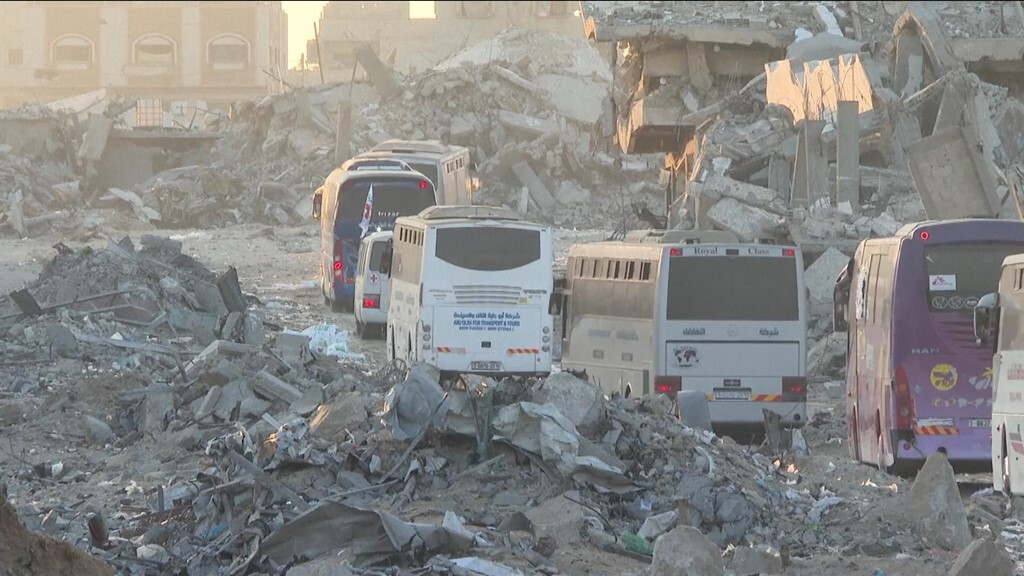 اولین اتوبوس اسرای فلسطینی وارد غزه شد +ویدیو اولین اتوبوس اسرای فلسطینی وارد غزه شد +ویدیو