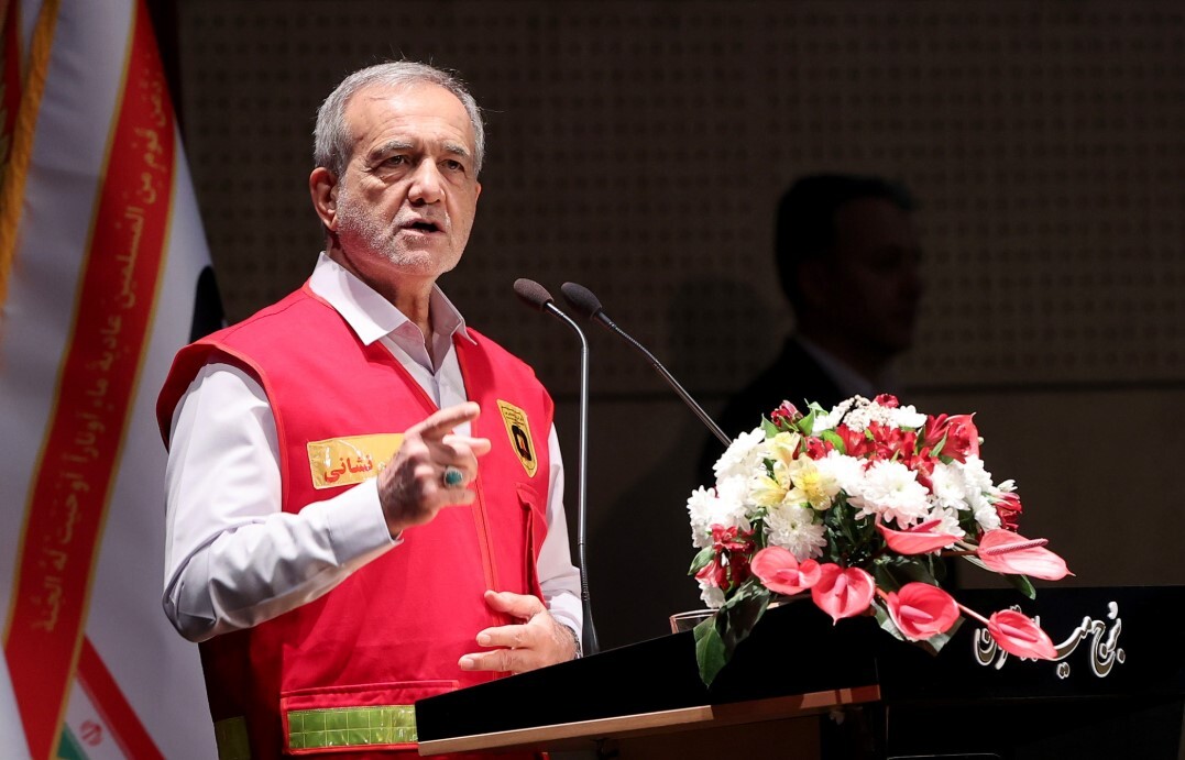 پزشکیان در لباس آتش‌نشانی؛ ما نیامده‌ایم بر مردم حکومت کنیم یا قلدری نشان دهیم