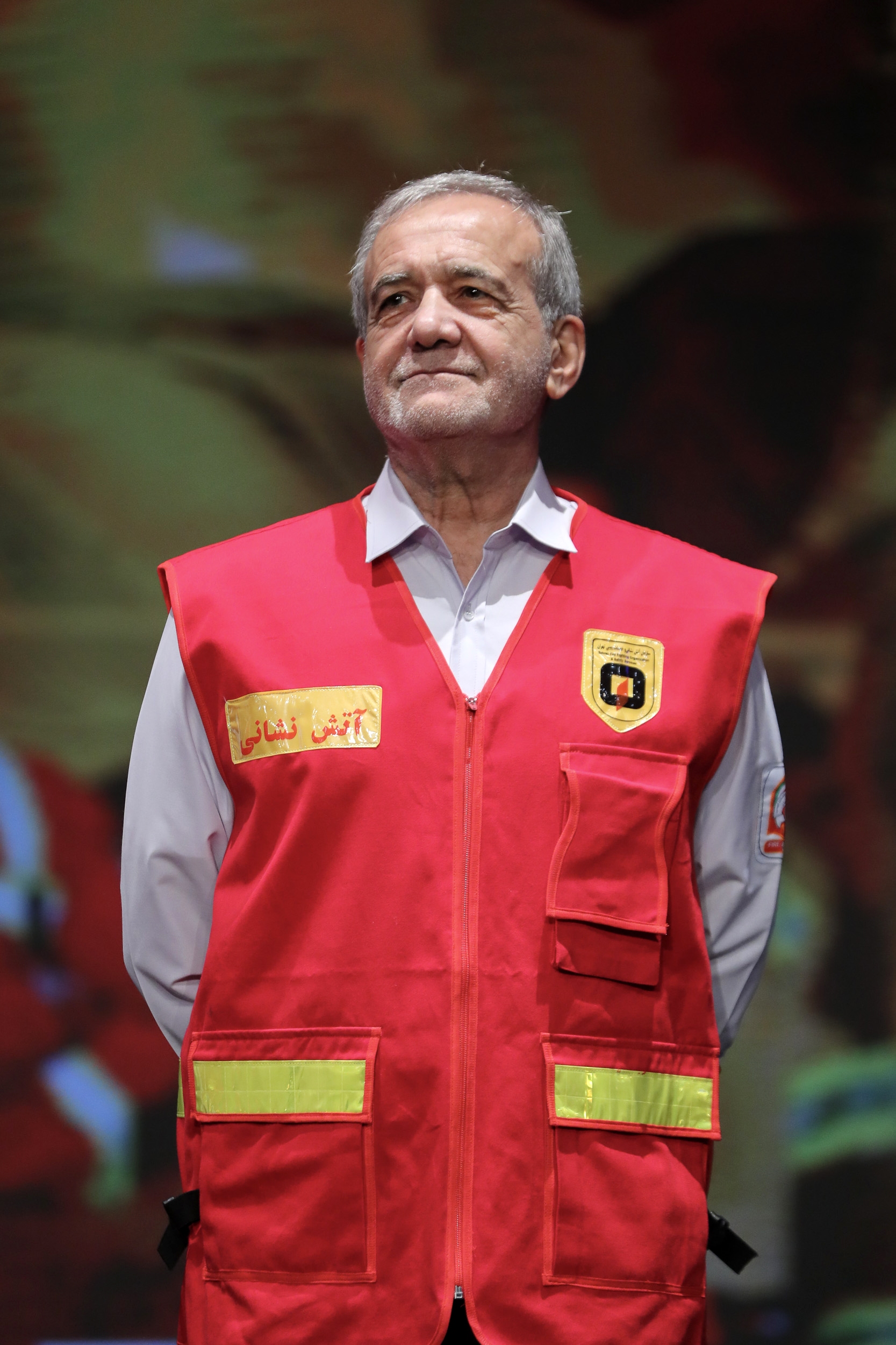 پزشکیان در لباس آتش‌نشانی؛ ما نیامده‌ایم بر مردم حکومت کنیم یا قلدری نشان دهیم