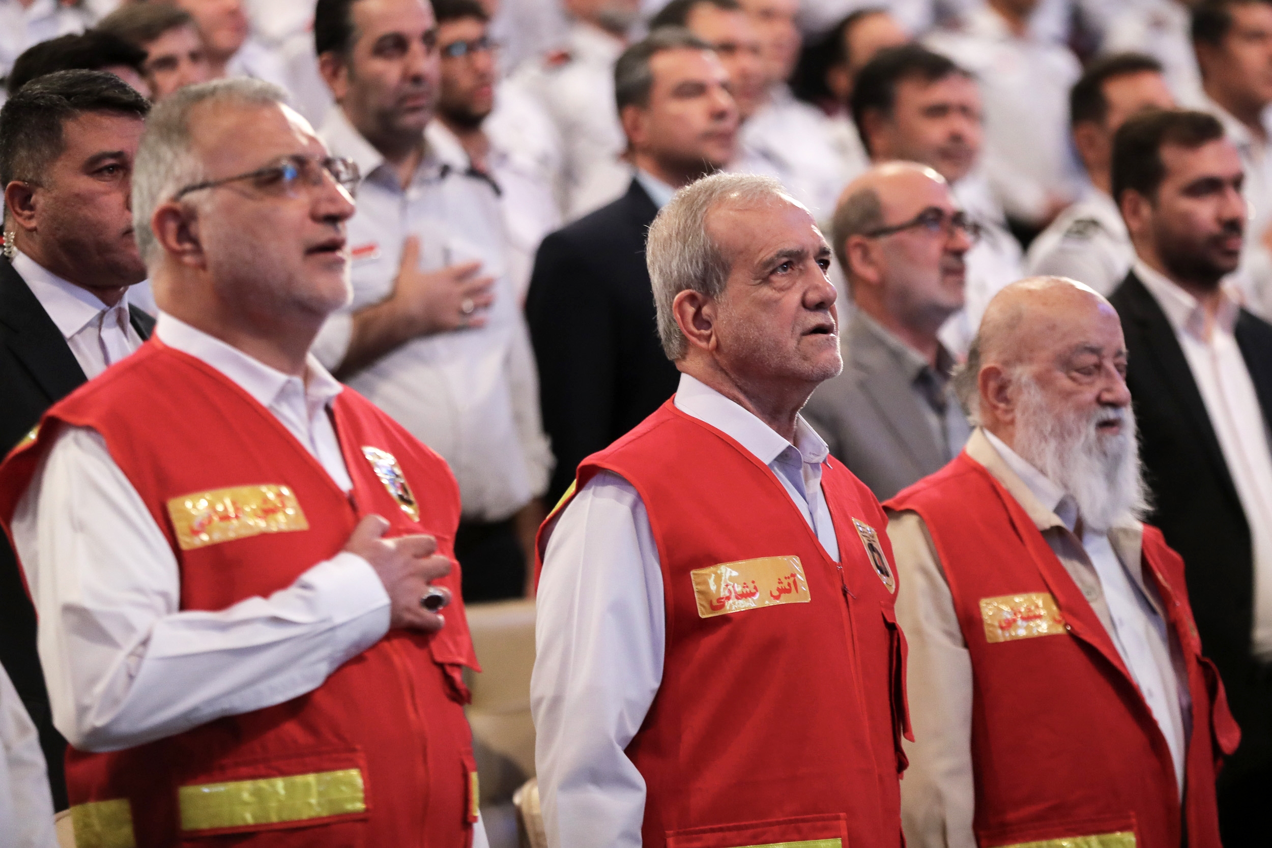 پزشکیان در لباس آتش‌نشانی؛ ما نیامده‌ایم بر مردم حکومت کنیم یا قلدری نشان دهیم