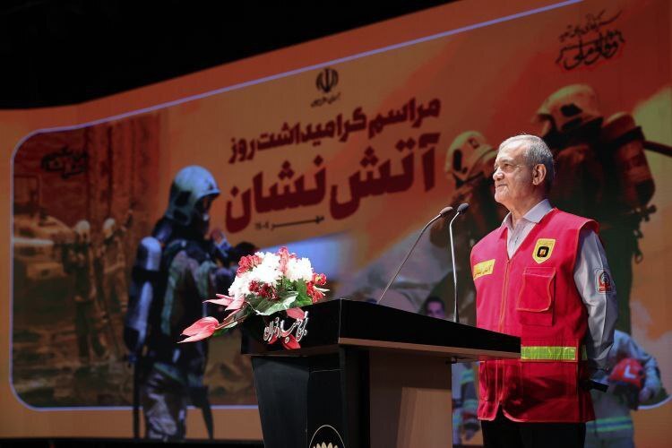 پزشکیان در لباس آتش‌نشانی؛ ما نیامده‌ایم بر مردم حکومت کنیم یا قلدری نشان دهیم