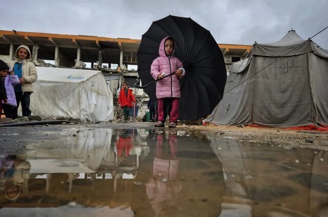 کودکان غزه؛ بدون لباس کافی زیر باران کودکان غزه؛ بدون لباس کافی زیر باران