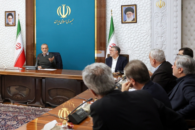 پزشکیان: خط قرمز من پرهیز مطلق از افزایش پرداخت از جیب مردم است پزشکیان: خط قرمز من پرهیز مطلق از افزایش پرداخت از جیب مردم است