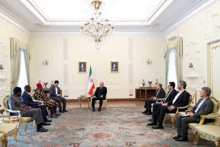 اولویت دولت، توسعه مناسبات اقتصادی است اولویت دولت، توسعه مناسبات اقتصادی است