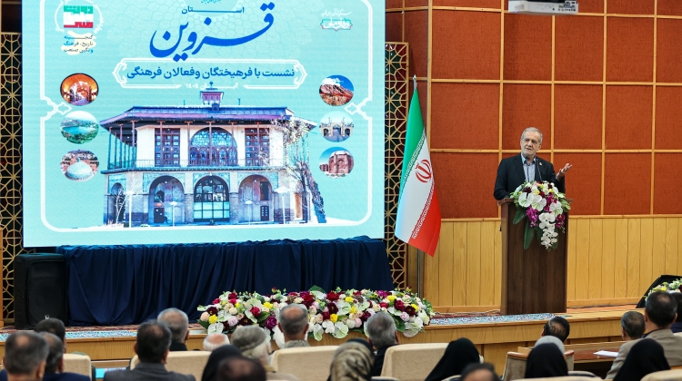 پزشکیان: با مردم شفاف و صادقانه رفتار کنیم/ انتقال پایتخت اجبار است