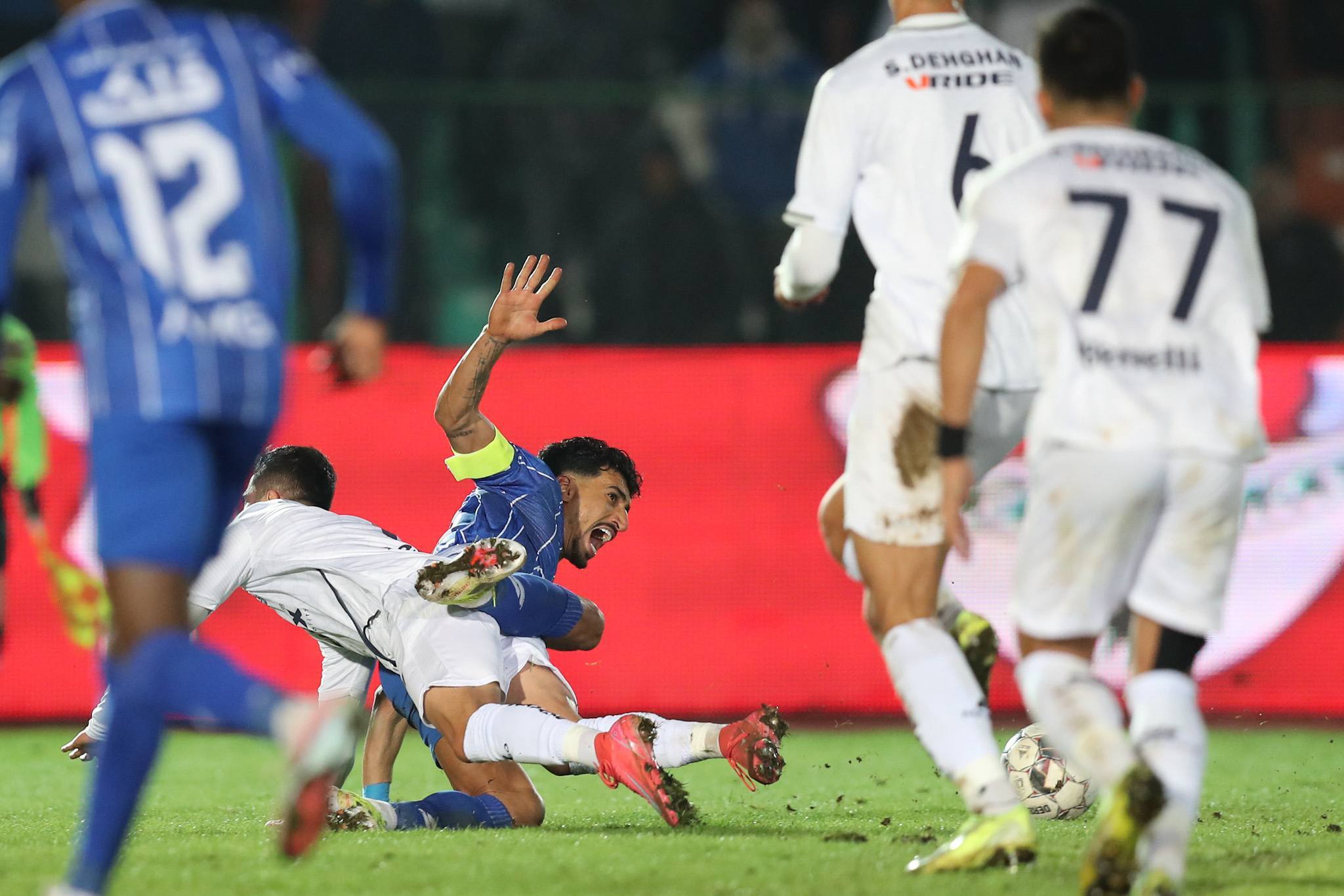 اعتراض استقلال به داوری؛ حق‌مان را خوردند