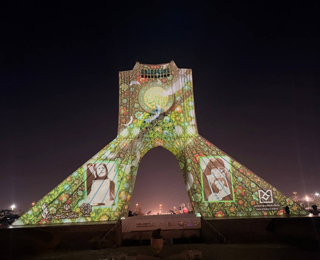 اجرای برج‌نگاره ویژه ولادت حضرت فاطمه‌(س) در برج آزادی