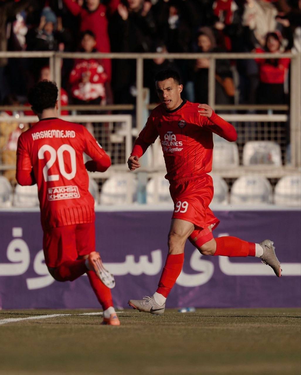 صدرنشینی سرخها با اولین گل بیفوما/ تراکتور در جمع مدعیان صدرنشینی سرخها با اولین گل بیفوما/ تراکتور در جمع مدعیان