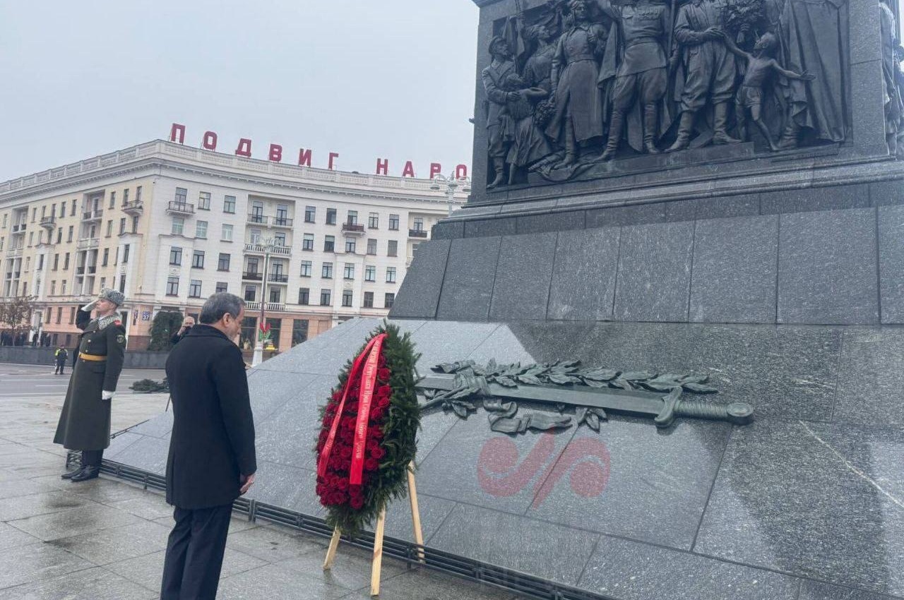 حضور عراقچی در محل یادمان پیروزی در مینسک +عکس و ویدیو