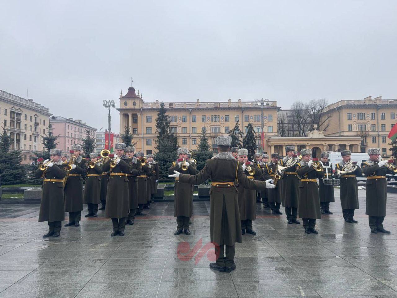 حضور عراقچی در محل یادمان پیروزی در مینسک +عکس و ویدیو