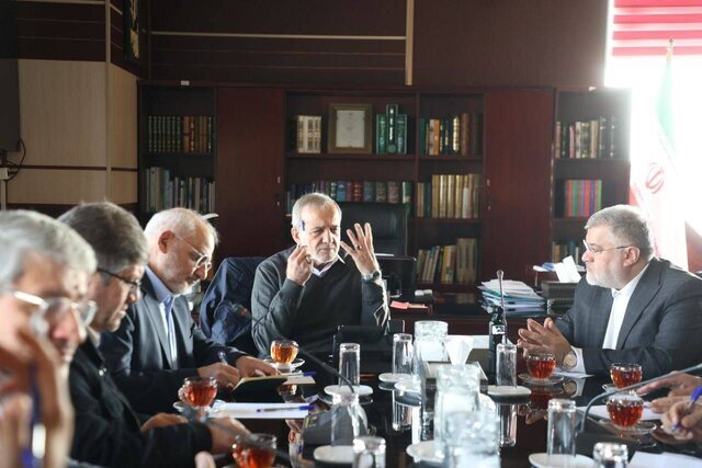 حضور پزشکیان در استانداری تهران؛ توسعه شبکه ریلی بررسی شد