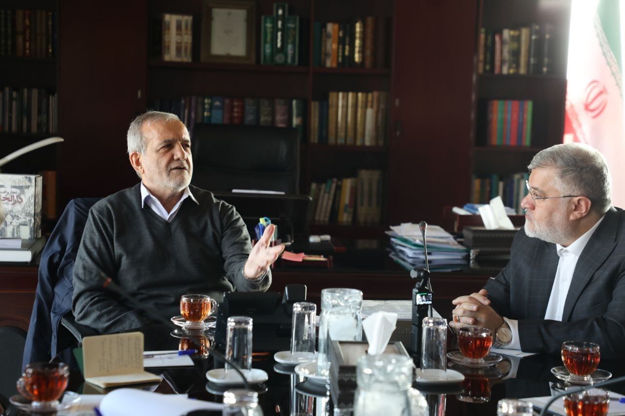 حضور پزشکیان در استانداری تهران؛ توسعه شبکه ریلی بررسی شد