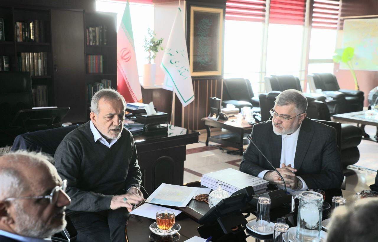 حضور پزشکیان در استانداری تهران؛ توسعه شبکه ریلی بررسی شد