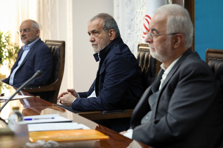 تاکید پزشکیان بر تغییر جدی سوخت خودروهای درون شهری تاکید پزشکیان بر تغییر جدی سوخت خودروهای درون شهری